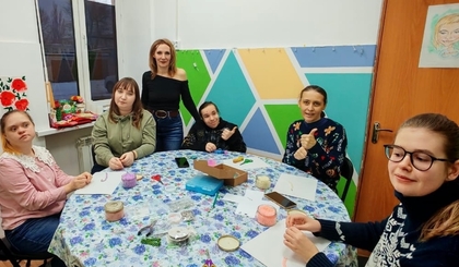 Наставник сувенирной мастерской у девушек