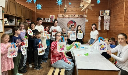 Роспись сумочек вместе с волонтёрами Воронежсинтезкаучук и Центра добровольчества Млечный Путь ВГМУ