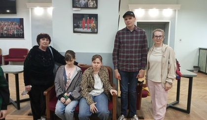 <p>наши семьи на&nbsp;спектакле‑мюзикле &laquo;Кошкин дом&raquo;</p>